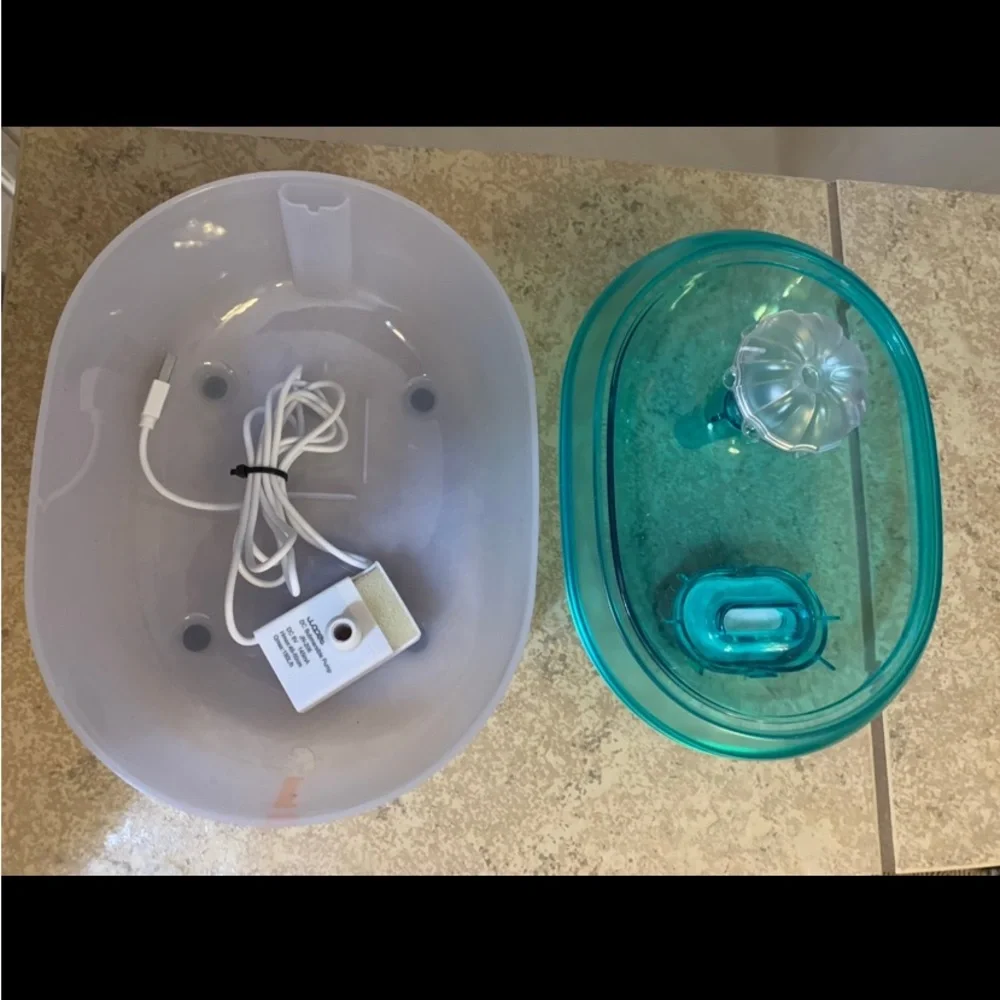 Olelica” Small Dog/ Cat Water Fountain, 71fl oz/2.1 L. Color: Aqua Blue